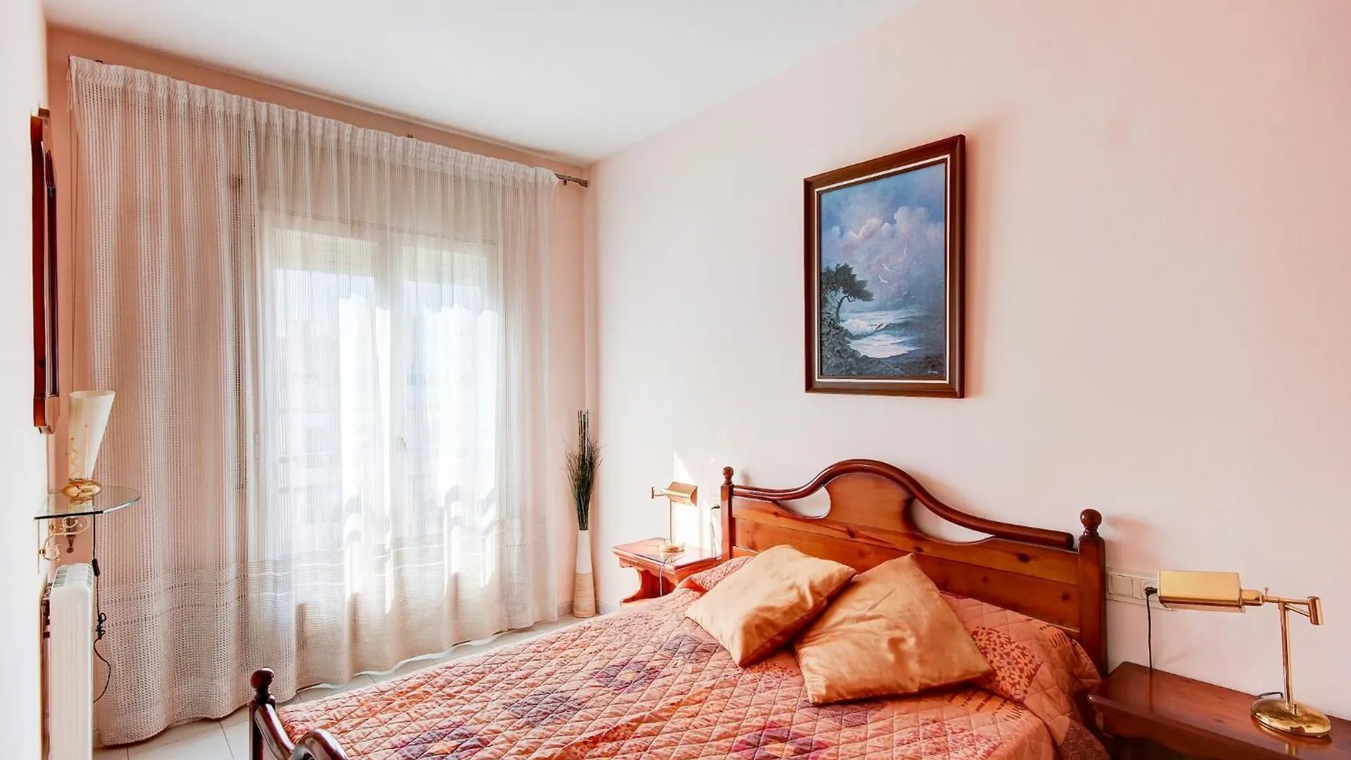 Pretty Apartment With Balcony Росас